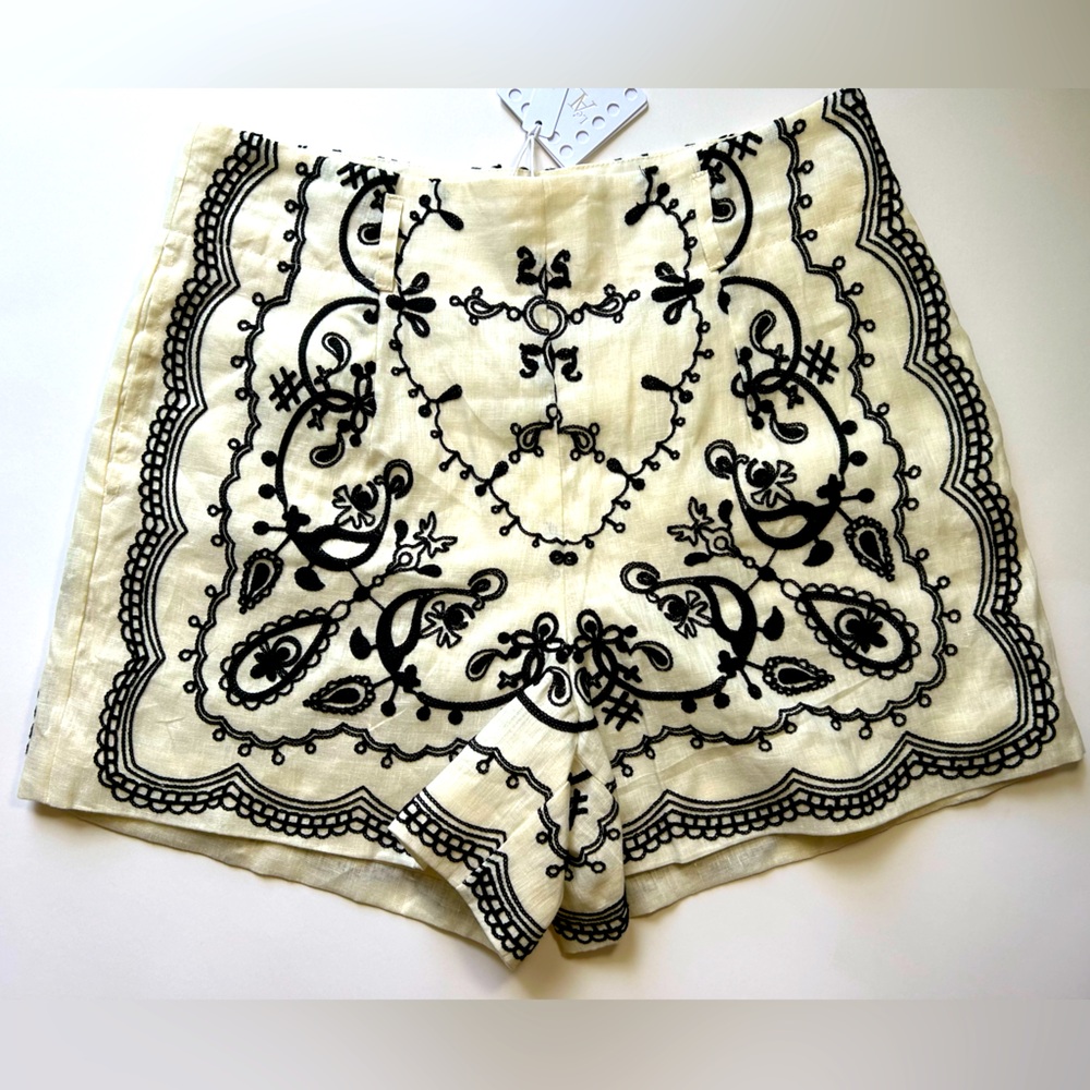 NWT🌷Le’AL.X Woven Embroidered Cream & Black Shorts